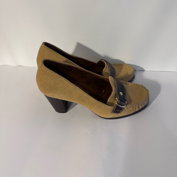 SOLD. Naturalizer Tan and Brown Flats with Moccasin Design - Picture 2 of 7